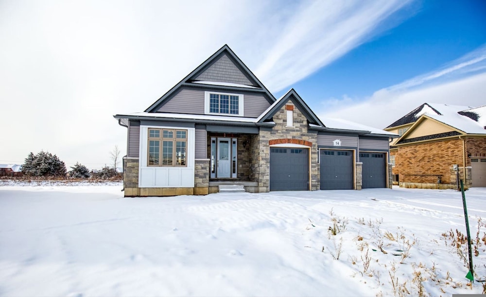 Spacious Brand New 4 bed Retreat in Quinte West — hotel in Quinte West