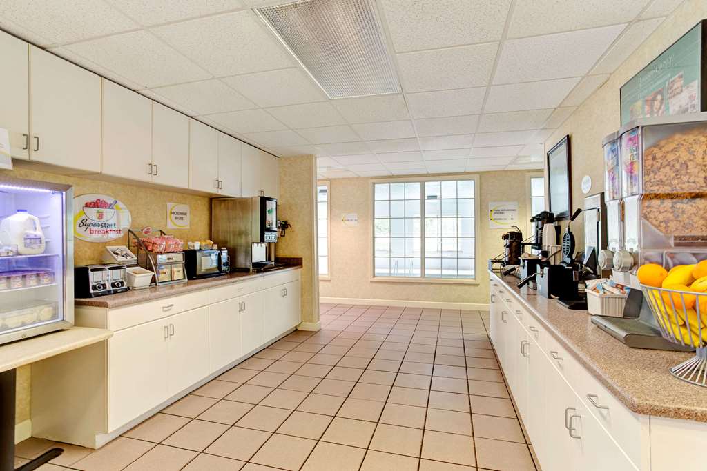 Super 8 by Wyndham Smithfield Selma - photo 18