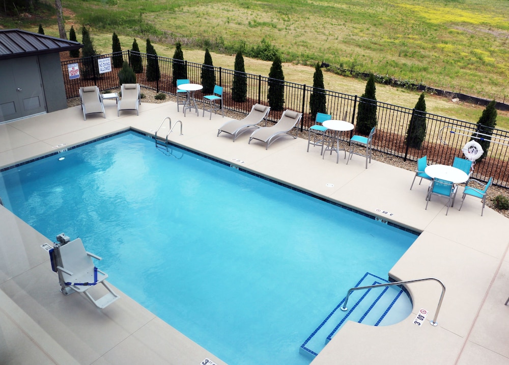Holiday Inn Express & Suites Hendersonville SE Flat Rock by IHG - photo 9
