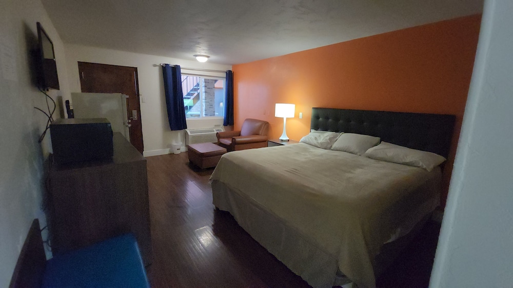 B&J Hotel and Apartment - photo 18