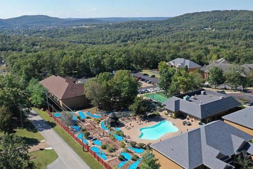 Enjoy Branson in a great 1BD condo with resort amenities including mini golf in Branson, United States