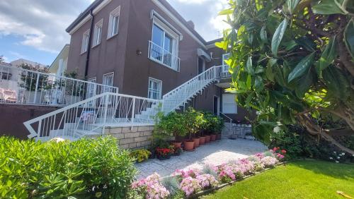 Magnolia Holiday Apartment — 4-Star Luxury Hotel in Lazise, Italy