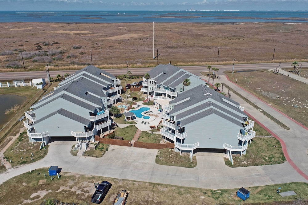 Oceanfront Texas Condo w Pool: Pets Stay Free — 4-Star Luxury Hotel in Port Aransas, United States