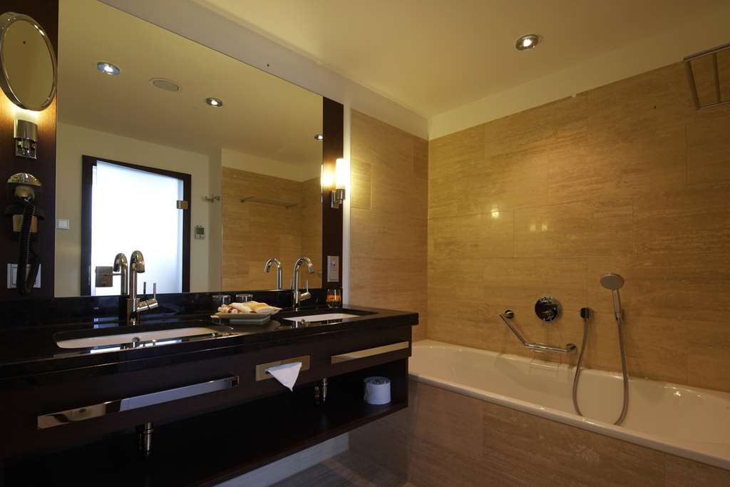 Steigenberger Graf Zeppelin, Stuttgart, Germany - Executive Junior Suite bathroom