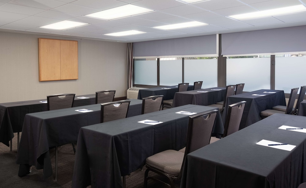 DoubleTree by Hilton Hotel Cleveland Downtown Lakeside - photo 33