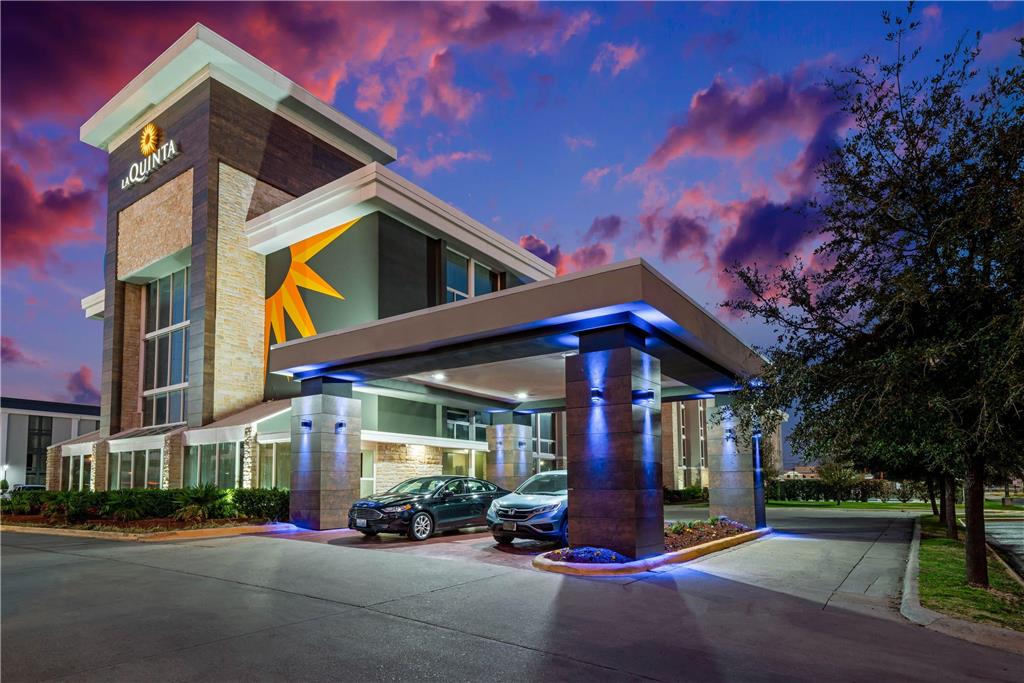 La Quinta Inn & Suites by Wyndham Dallas I 35 Walnut Hill Ln - photo 4
