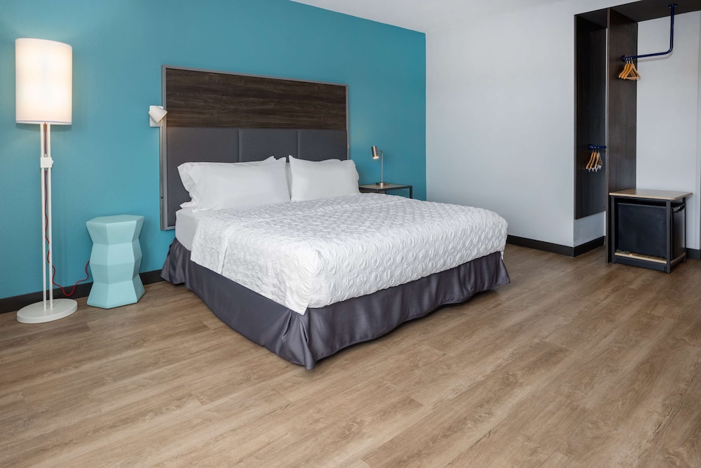 Tru by Hilton Pensacola Airport Medical Center - photo 13