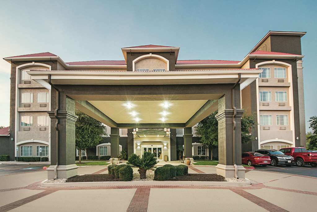 La Quinta Inn & Suites by Wyndham San Antonio Northwest - photo 6