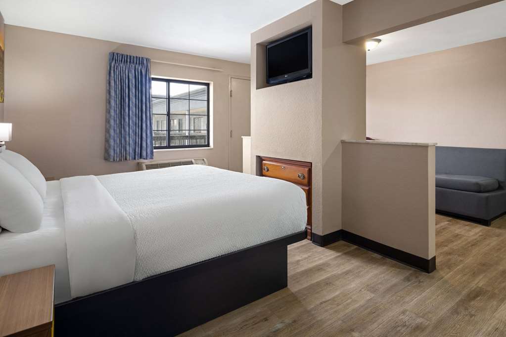 Days Inn & Suites by Wyndham Kokomo - photo 15