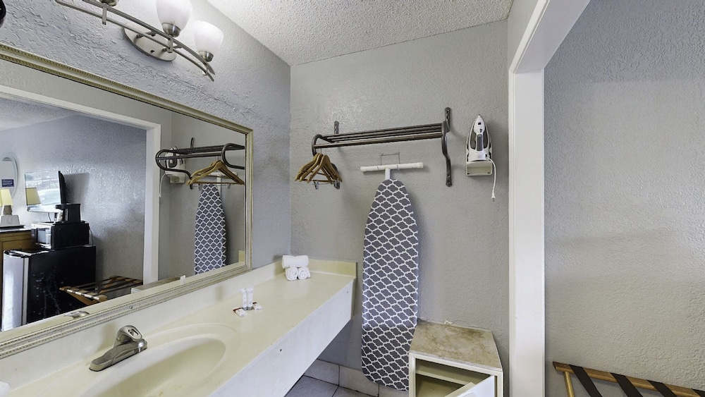 Days Inn by Wyndham Orlando Downtown - photo 35