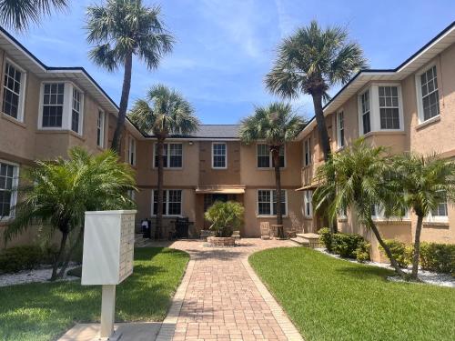 The Beach Retreat - last minute hotel in Jacksonville Beach