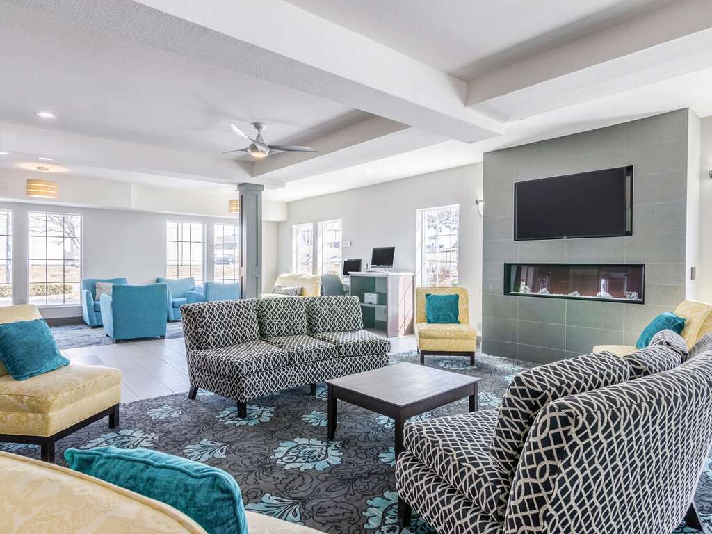 La Quinta Inn & Suites by Wyndham Kansas City Airport - photo 4