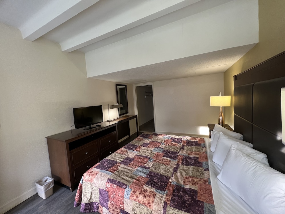 James River Inn & Suites - photo 3