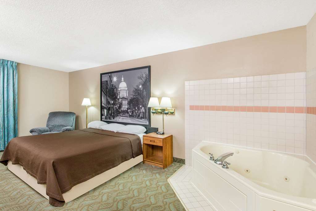 Super 8 by Wyndham Dodgeville - photo 12