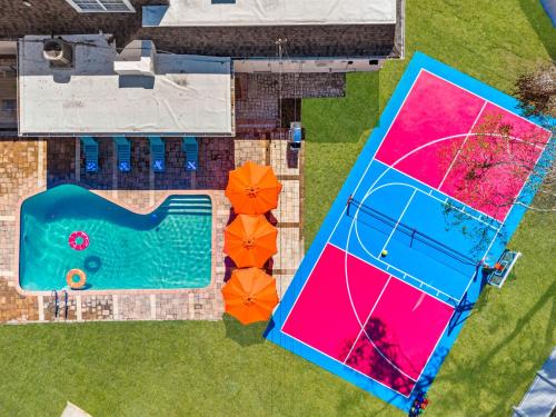 Heated Pool Pickleball Mini Golf Sleeps 20 in Clearwater, United States