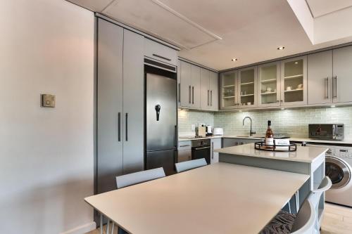 Central City Pad with Gym Pool Iconic Views
