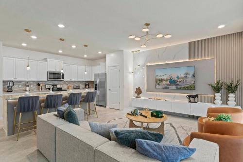 4018 Windsor Island NEW pool heat 13 guests 5BDR in Davenport, United States