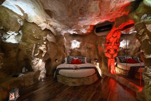 B&B La Casa nella Roccia — 4-Star Luxury Hotel in Villanova Del Battista, Italy
