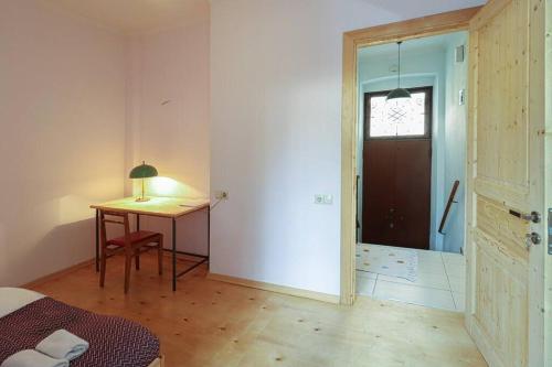 Vintage 2BR Apartment Managed By Wehost