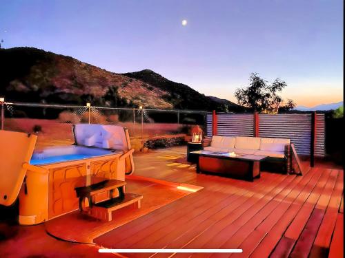 Jt's Star Catcher Cabin Hot Tub — 4-Star Luxury Hotel in Yucca Valley, United States