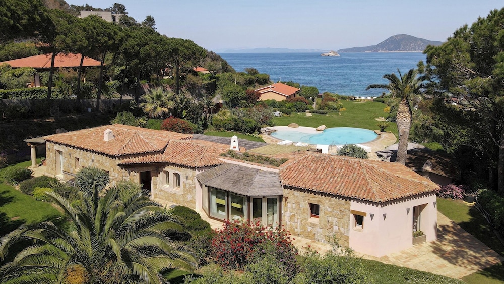 Villa Padulella 8&2 Emma Villas — 4-Star Luxury Hotel in Portoferraio, Italy