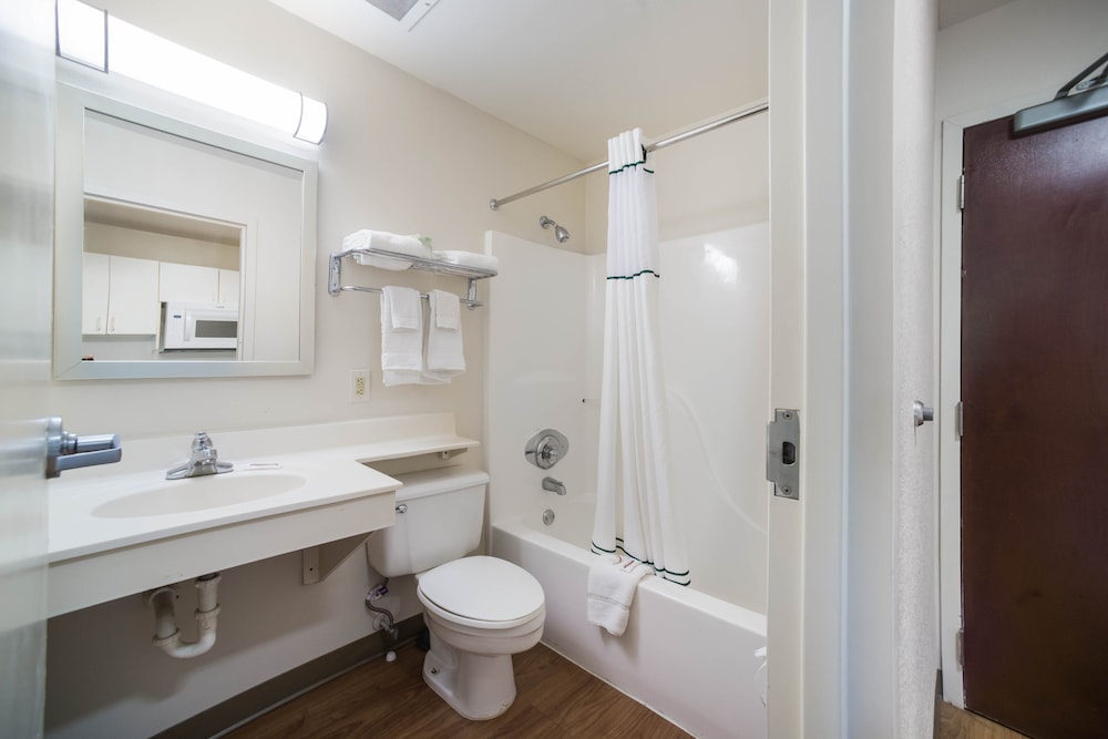 HomeTowne Studios by Red Roof St. Louis Airport N Lindbergh - photo 15