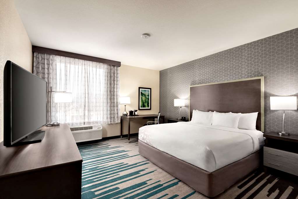 La Quinta Inn & Suites by Wyndham Clovis CA - photo 12