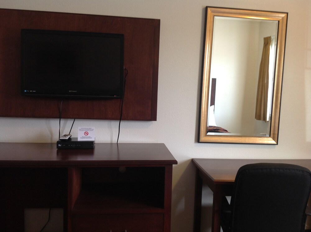 America Inn & Suites - photo 10