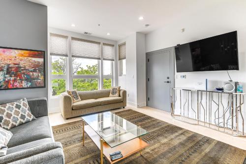 Luxe NW DC Condo with Rooftop Deck 7 Mi to Howard — 4-Star Luxury Hotel in Washington, United States