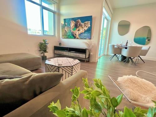 Penthouse with Hollywood Sign View 2 Bedrooms with 3 Beds — 4-Star Luxury Hotel in Los Angeles, United States