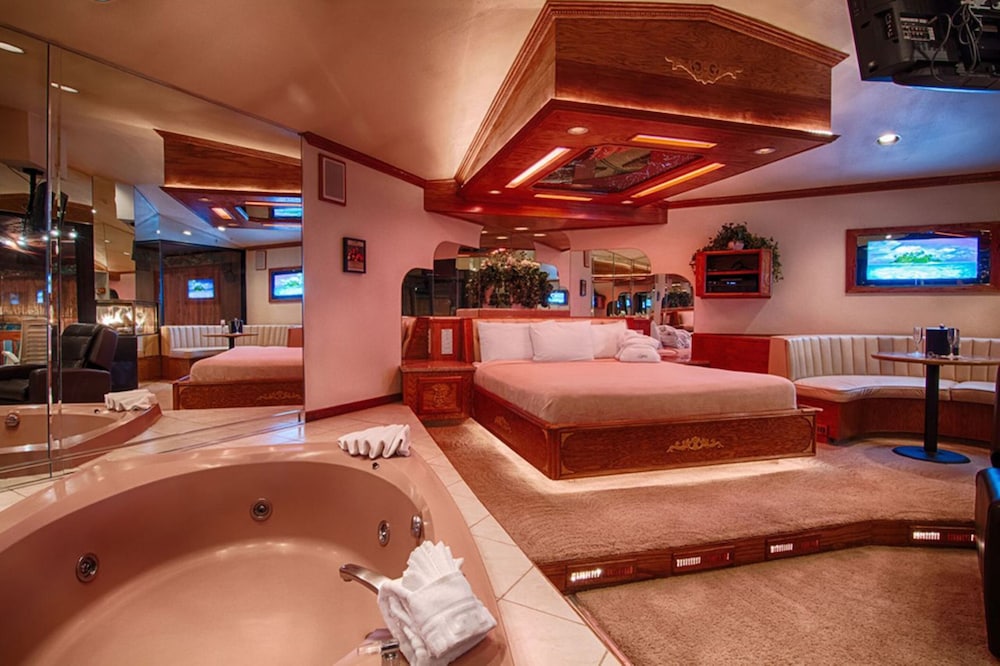 Sybaris Pool Suites Indianapolis - photo 9