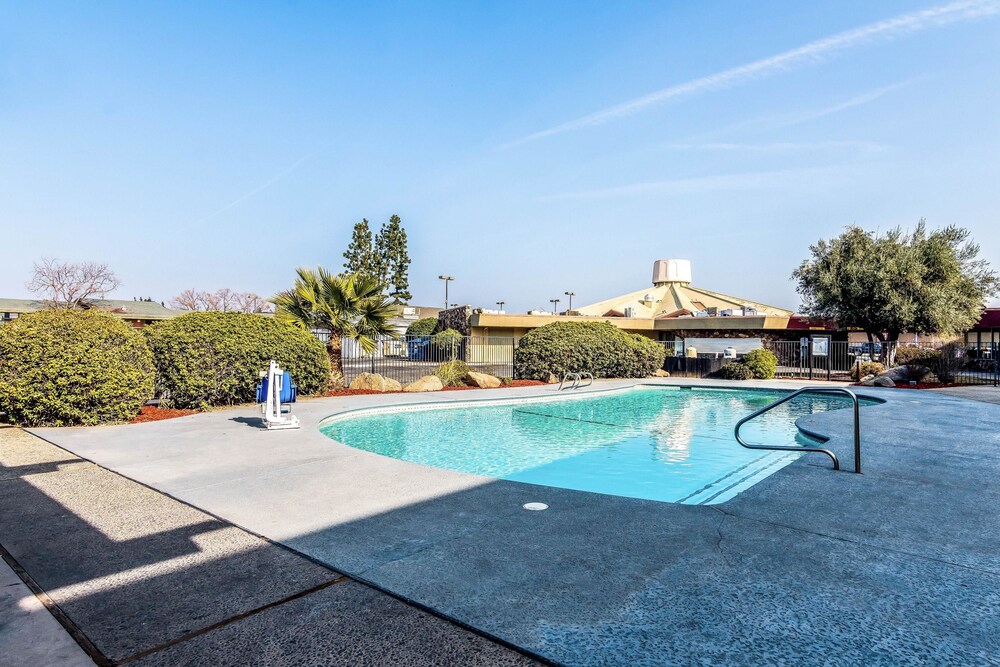 Rodeway Inn & Suites Fresno - photo 35