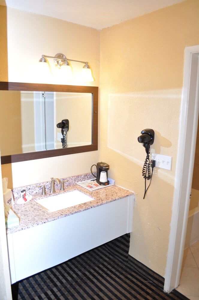 Evergreen Hotel & Suites - photo 26