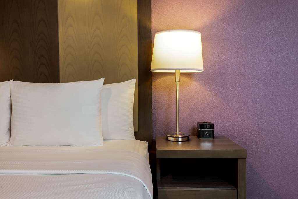 La Quinta Inn & Suites by Wyndham Las Vegas Nellis - photo 18