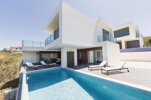 Poolside & Seaview Villa — 4-Star Luxury Hotel in Lourinha, Portugal
