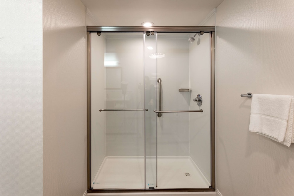 Hampton Inn & Suites Raleigh Cary Lenovo Center - photo 35