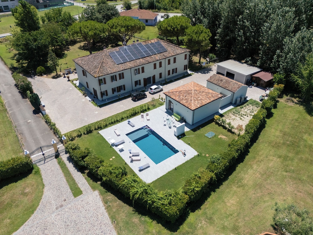 I 2 Pini Room&Breakfast — 4-Star Luxury Hotel in Portomaggiore, Italy