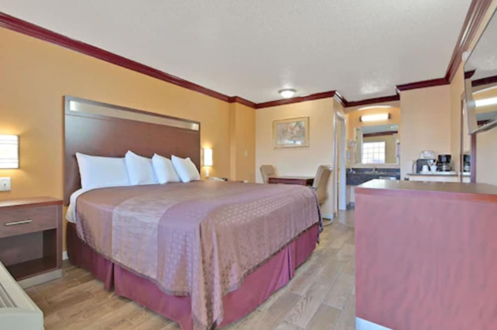 America's Deluxe Inn - photo 14