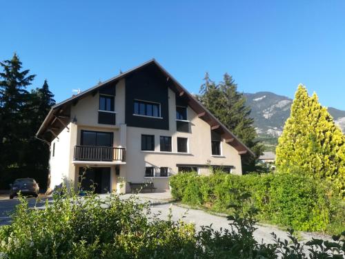 Charmant T2 Spacieux Au Pied de Montdauphin - last minute hotel in Unknown City