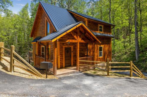 A Pine Choice is a Newly Built 2 Bedroom Luxury Cabin Minutes from Gatlinburg and Pigeon Forge — 4-Star Luxury Hotel in Sevierville, United States
