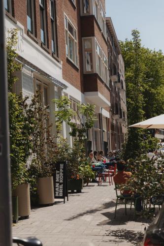 Man Met Bril Koffie Hotel in Rotterdam, Netherlands