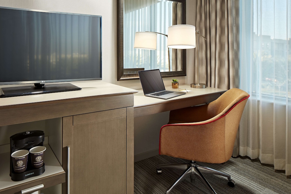 Hampton Inn Long Beach Airport - photo 6