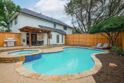 Perfect Getaway Home w 5 Bedrooms & Backyard Oasis — 4-Star Luxury Hotel in Plano, United States