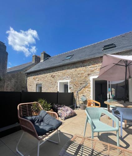 Duplex Spacieux Avec Terrasse Ideal Familles & Teletravail Proche Plages & Centre Ville — hotel in Fouesnant