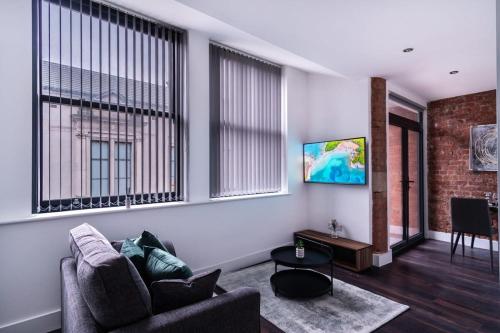 Central Liverpool 1 Bed Apartment w Balcony — 4-Star Luxury Hotel in Liverpool, United Kingdom