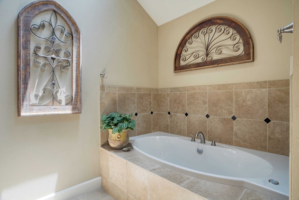 Travis by Avantstay Waterfront Lake Retreat - photo 21