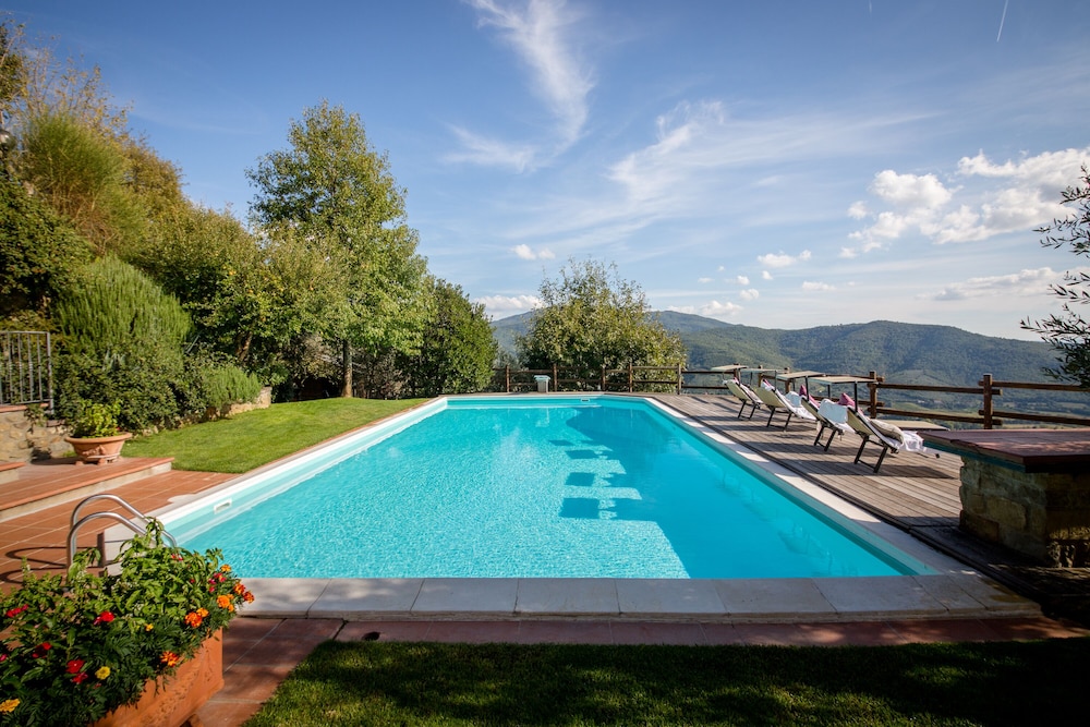 Villa La Foce — 4-Star Luxury Hotel in Castiglion Fiorentino, Italy