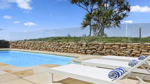 Captain S Quarters Absolute Beachfront Pool Pets Family Friendly — Sapphire Beach