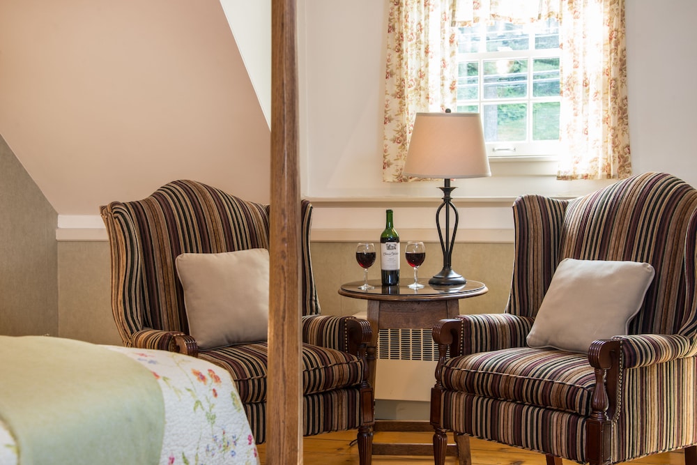 Brass Lantern Inn - photo 8
