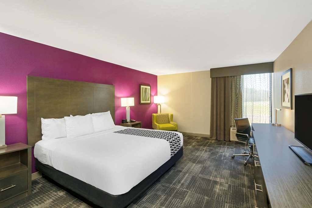 La Quinta Inn & Suites by Wyndham Columbus MS - photo 20